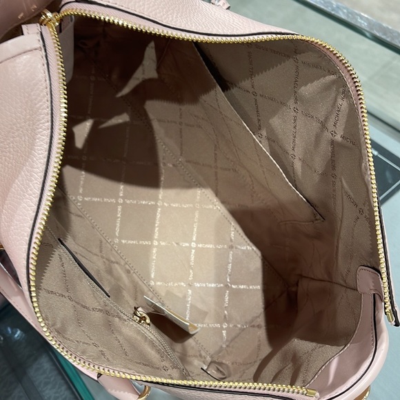MICHAEL KORS
Carine Large Pebbled Leather Top Zip Satchel
Powder Blush
NWT - Picture 8 of 16